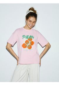 Reserved - T-shirt oversize z nadrukiem - różowy. Kolor: różowy. Materiał: bawełna. Wzór: nadruk #1