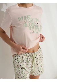 Sinsay - Bawełniana piżama dwuczęściowa z motywem kwiatowym - różowy. Kolor: różowy. Materiał: bawełna. Wzór: kwiaty #1