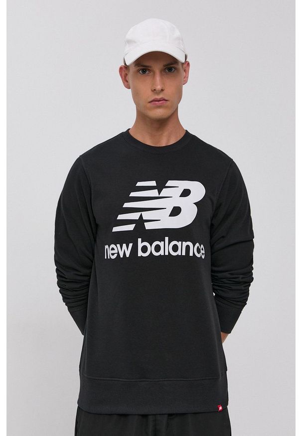New Balance Bluza MT03560BK męska kolor czarny z nadrukiem MT03560BK-001. Okazja: na co dzień. Kolor: czarny. Materiał: dzianina. Wzór: nadruk. Styl: casual