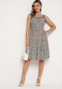 Born2be - Zielono-Różowa Rozkloszowana Sukienka z Bawełny Wykończona Gumką w Talii Nelaris. Okazja: na randkę, na imprezę. Typ kołnierza: dekolt hiszpanka. Kolor: zielony. Materiał: bawełna. Długość rękawa: na ramiączkach. Styl: boho #7