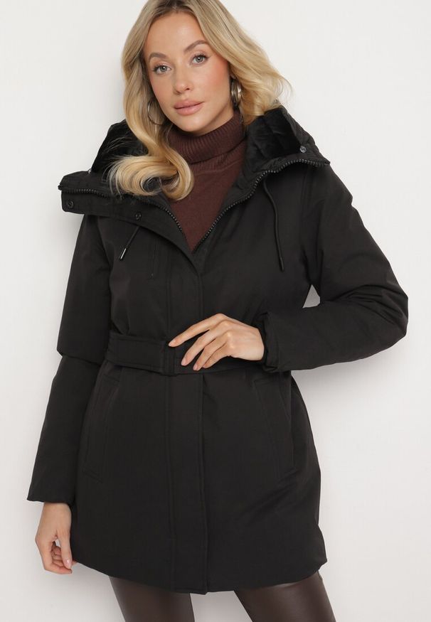 Born2be - Czarna Pikowana Kurtka z Bawełną o Długim Kroju z Kapturem i Paskiem Senathiel. Okazja: na co dzień. Typ kołnierza: kaptur. Kolor: czarny. Materiał: bawełna. Długość: długie. Styl: casual, elegancki