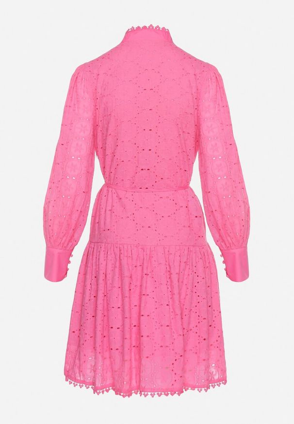 Born2be - Fuksjowa Sukienka z Haftowanej Tkaniny ze Stójką i Perłowymi Guzikami Salino. Typ kołnierza: kołnierzyk stójkowy. Kolor: różowy. Materiał: tkanina. Wzór: haft. Styl: vintage. Długość: midi