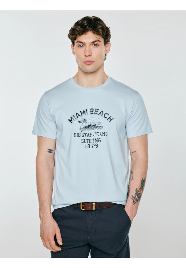 Big-Star - Koszulka męska z kontrastowym nadrukiem błękitna Fors 400. Kolor: niebieski. Materiał: dzianina. Wzór: nadruk. Sezon: lato. Styl: klasyczny, wakacyjny