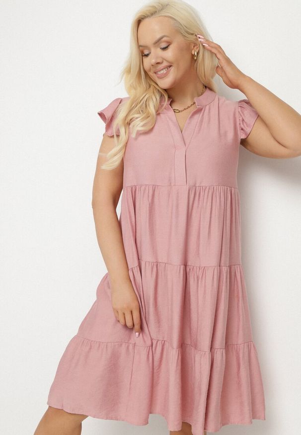 Born2be - Ciemnoróżowa Sukienka o Rozkloszowanym Kroju z Dekoltem w Serek Meverina. Okazja: na co dzień. Typ kołnierza: dekolt w serek. Kolor: różowy. Długość rękawa: krótki rękaw. Wzór: aplikacja. Typ sukienki: proste, rozkloszowane. Styl: elegancki, casual