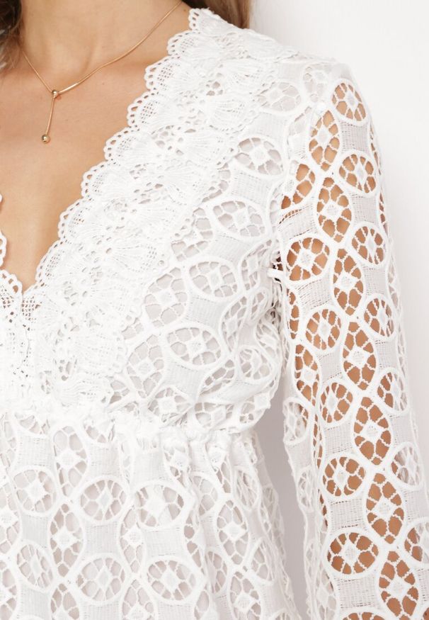 Born2be - Biała Sukienka Mellathe. Kolor: biały. Materiał: materiał, koronka. Długość rękawa: długi rękaw. Wzór: ażurowy, aplikacja. Styl: wizytowy. Długość: mini