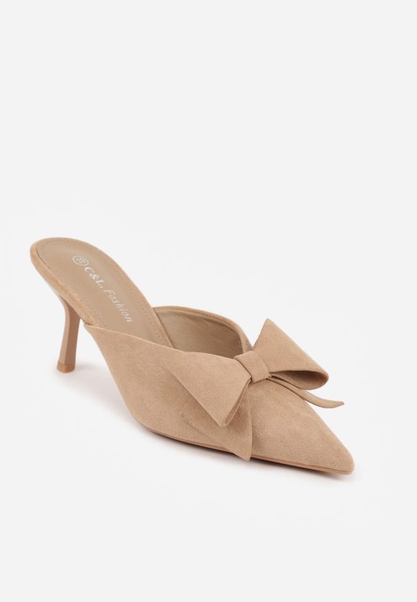 Renee - Ciemnobeżowe Klapki Mule na Szpilce z Kokardką Kimoseis. Nosek buta: otwarty. Kolor: beżowy. Materiał: skóra, zamsz. Wzór: aplikacja. Sezon: lato. Obcas: na szpilce. Wysokość obcasa: średni