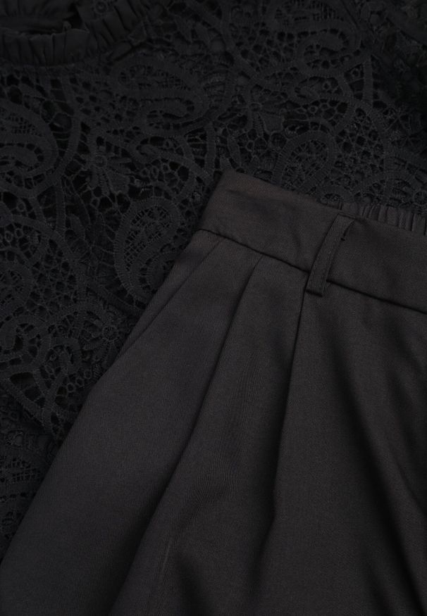 Born2be - Czarny Letni Komplet Elegancki z Wiskozą Koronkowa Bluzka i Szerokie Spodnie Alcica. Kolor: czarny. Materiał: wiskoza, koronka. Wzór: koronka