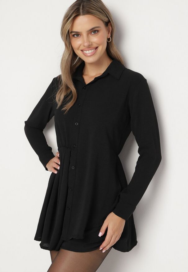 Born2be - Czarna Asymetryczna Sukienka o Koszulowym Kroju z Gumką w Talii Elodina. Kolor: czarny. Długość rękawa: długi rękaw. Typ sukienki: asymetryczne, koszulowe. Styl: sportowy, elegancki