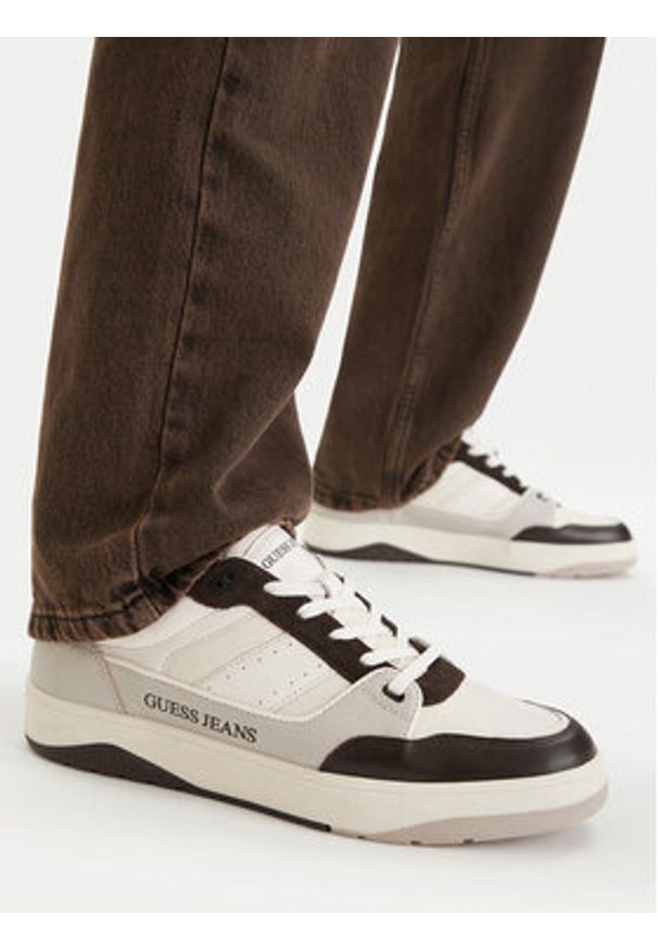 Guess Jeans Sneakersy EO-TEKSAS-01 126AM Écru. Kolor: kremowy. Materiał: skóra