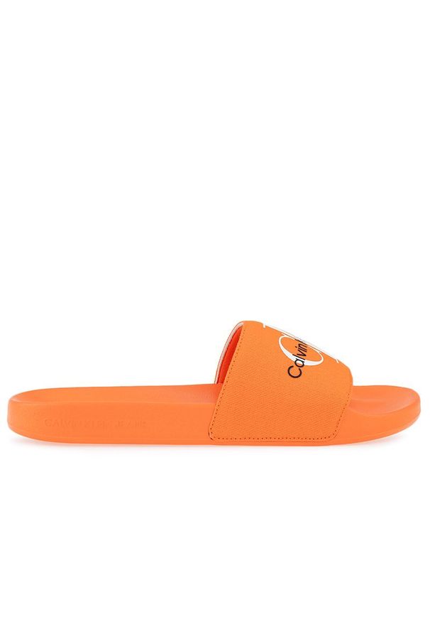 Klapki Calvin Klein Slide Monogram CO YM0YM00061-0JG - pomarańczowe. Okazja: na plażę, na co dzień. Kolor: pomarańczowy. Materiał: materiał. Szerokość cholewki: normalna. Wzór: aplikacja. Sezon: lato. Sport: pływanie