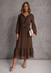 Renee - Brązowa Sukienka Boho z Paskiem Guzikami i Falbanami Nevinete. Okazja: na imprezę. Kolor: brązowy. Materiał: poliester. Styl: boho #2