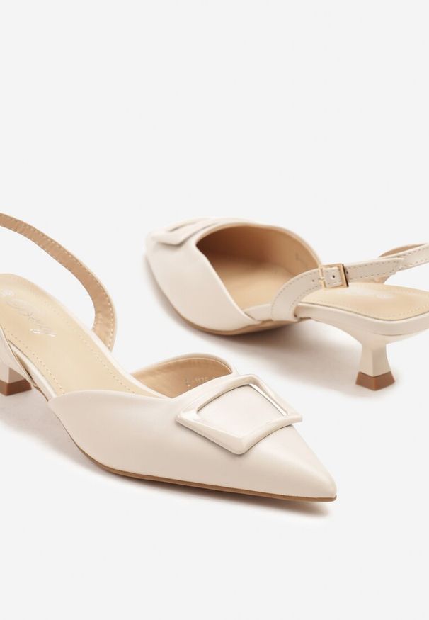 Born2be - Beżowe Sandały na Obcasie Typu Kaczuszka Zdobione Elegancką Aplikacją Arloti. Okazja: na co dzień, na spotkanie biznesowe. Nosek buta: szpiczasty. Kolor: beżowy. Materiał: jeans. Wzór: aplikacja. Obcas: na obcasie. Styl: elegancki. Wysokość obcasa: średni