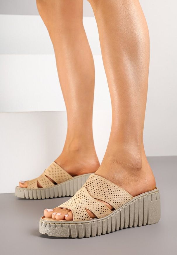 Renee - Ciemnobeżowe Klapki Vices na Koturnie Ozdobione Perforacją Sarasea. Okazja: na co dzień. Kolor: beżowy. Wzór: aplikacja. Sezon: lato. Obcas: na koturnie. Styl: casual