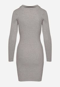 Born2be - Szara Sweterkowa Sukienka z Prążkowanego Materiału z Kołnierzykiem Merivanae. Okazja: na spotkanie biznesowe. Kolor: szary. Materiał: prążkowany, materiał. Styl: biznesowy, elegancki #4