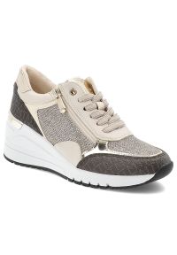 Beżowe Sneakersy Marco Tozzi Modne Obuwie Damskie Na Koturnie. Okazja: na co dzień. Zapięcie: zamek. Kolor: beżowy. Materiał: jeans, materiał. Szerokość cholewki: normalna. Obcas: na koturnie. Styl: elegancki, casual
