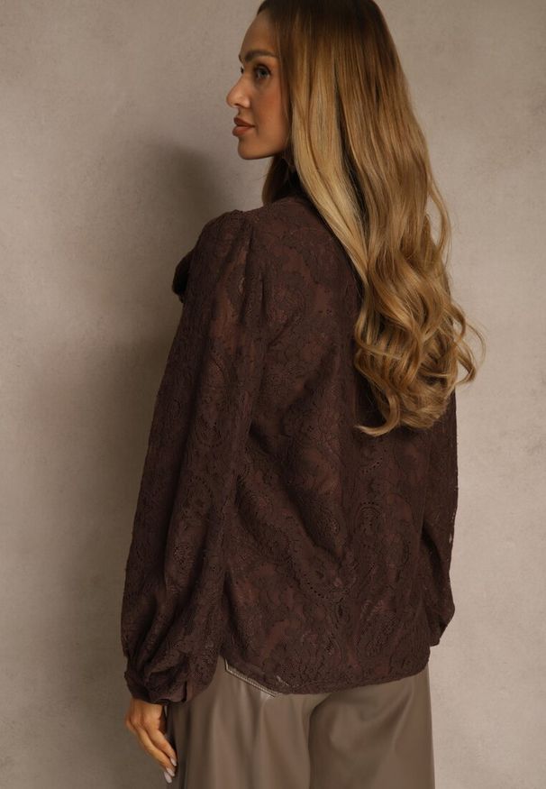 Renee - Brązowa Koszula z Koronki Zdobiona Bufiastymi Rękawami i Kokardą przy Dekolcie Sewene. Typ kołnierza: kokarda. Kolor: brązowy. Materiał: koronka. Wzór: aplikacja, koronka. Styl: elegancki, rockowy