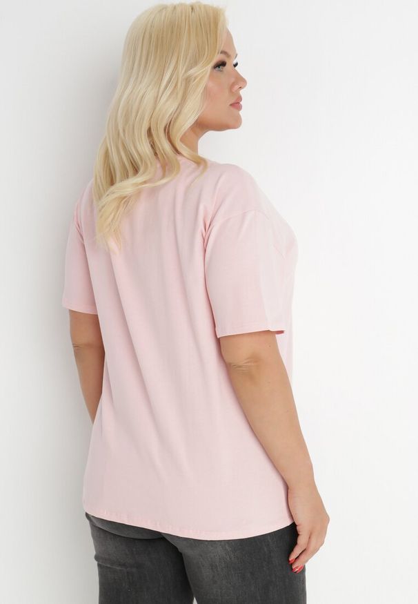 Born2be - Jasnoróżowy T-shirt Aetheriel. Kolekcja: plus size. Kolor: różowy. Materiał: dzianina. Długość rękawa: krótki rękaw. Długość: krótkie. Wzór: gładki. Styl: sportowy, klasyczny