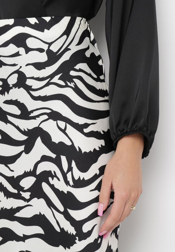 Born2be - Czarna Satynowa Spódnica Midi w Abstrakcyjne Paski Zebry Ruade. Kolor: czarny. Materiał: satyna. Wzór: motyw zwierzęcy, paski