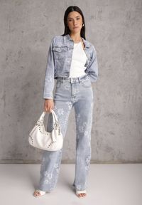 Renee - Niebieskie Szerokie Jeansy z Bawełną w Kwiaty Zinnetta. Okazja: na co dzień. Stan: podwyższony. Kolor: niebieski. Wzór: kwiaty. Styl: casual #5