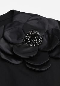 Renee - Czarny T-shirt Bluzka z Bawełny z Krótkim Rękawem i Aplikacją Kwiatu Dimasa. Okazja: na randkę, na imprezę, na urodziny. Kolor: czarny. Materiał: bawełna. Długość rękawa: krótki rękaw. Długość: krótkie. Wzór: aplikacja, kwiaty. Sezon: lato. Styl: glamour, klasyczny, elegancki #7