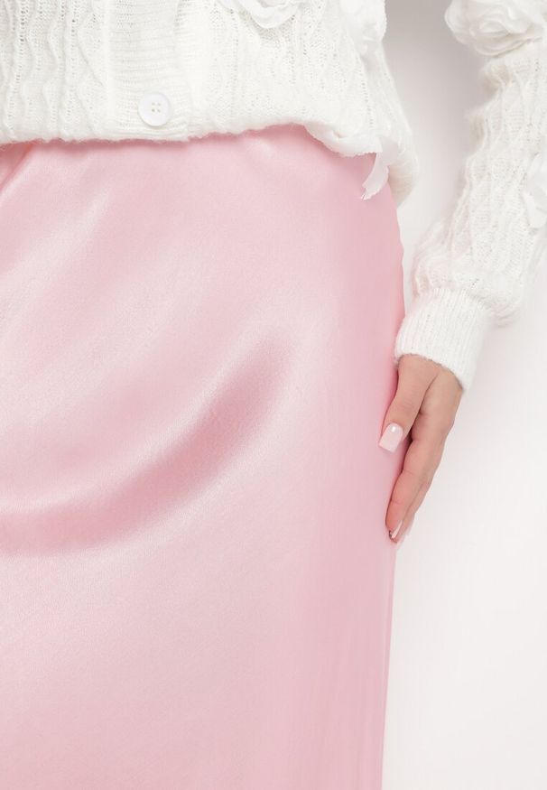 Born2be - Różowa Spódnica Satynowa z Wiskozy o Rozkloszowanym Kroju Hanorilae. Okazja: na co dzień. Kolor: różowy. Materiał: satyna, wiskoza. Styl: casual, klasyczny