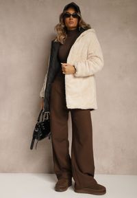 Renee - Czarno-Beżowa Dwustronna Kurtka z Kapturem Pikowanymi Przeszyciami i Futerkiem Rossalea. Typ kołnierza: kaptur. Kolor: czarny. Materiał: futro #3