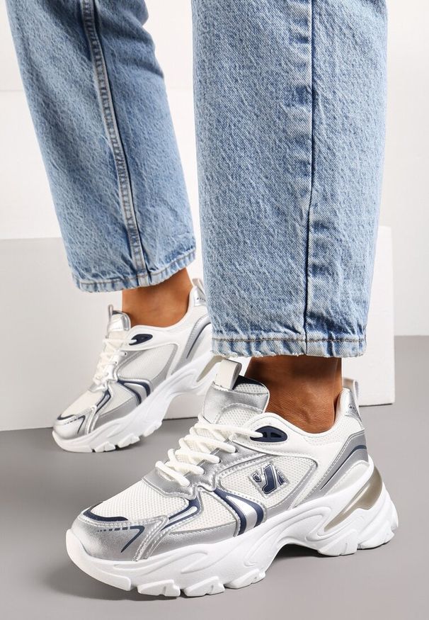 Renee - Biało-Srebrne Sznurowane Sneakersy z Ekoskóry na Grubej Podeszwie z Siateczkową Wstawką Aldaria. Nosek buta: okrągły. Zapięcie: sznurówki. Kolor: biały. Materiał: materiał. Obcas: na obcasie. Wysokość obcasa: niski