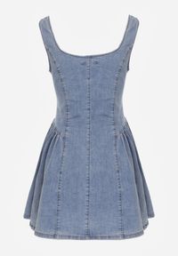 Renee - Jasnoniebieska Bawełniana Rozkloszowana Sukienka z Jeansu Ozdobiona Guzikami Sofeis. Okazja: na co dzień. Typ kołnierza: dekolt gorset. Kolor: niebieski. Materiał: bawełna, jeans. Wzór: aplikacja. Typ sukienki: proste, gorsetowe. Styl: casual #5