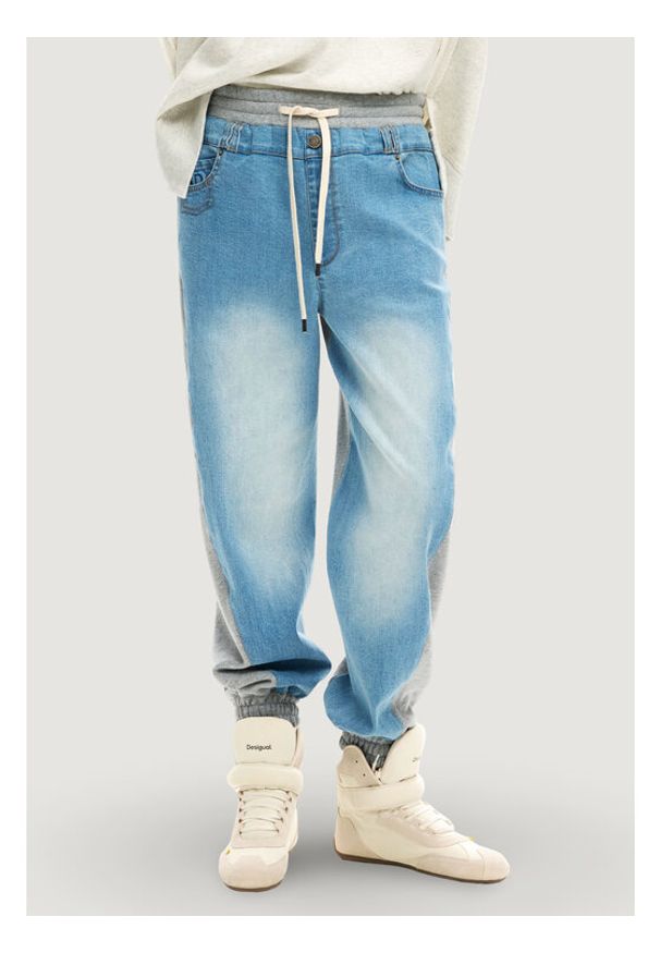 Desigual Spodnie dresowe Sportti 26SWDD42 Szary Relaxed Fit. Kolor: szary. Materiał: bawełna