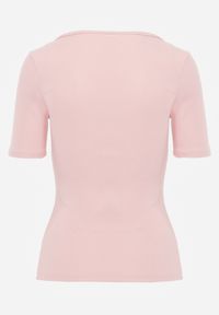 Renee - Ciemnoróżowy Bawełniany T-shirt Prążkowany z Guzikami Florvivi. Okazja: na co dzień. Kolor: różowy. Materiał: prążkowany, bawełna. Styl: casual, sportowy #2