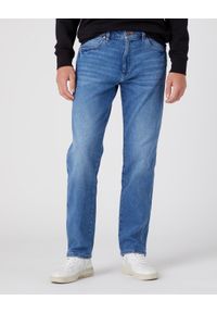 Wrangler - Spodnie jeansowe męskie WRANGLER FRONTIER NEW FAVORITE. Okazja: na co dzień, na spacer, do pracy. Kolor: niebieski. Materiał: jeans. Styl: casual