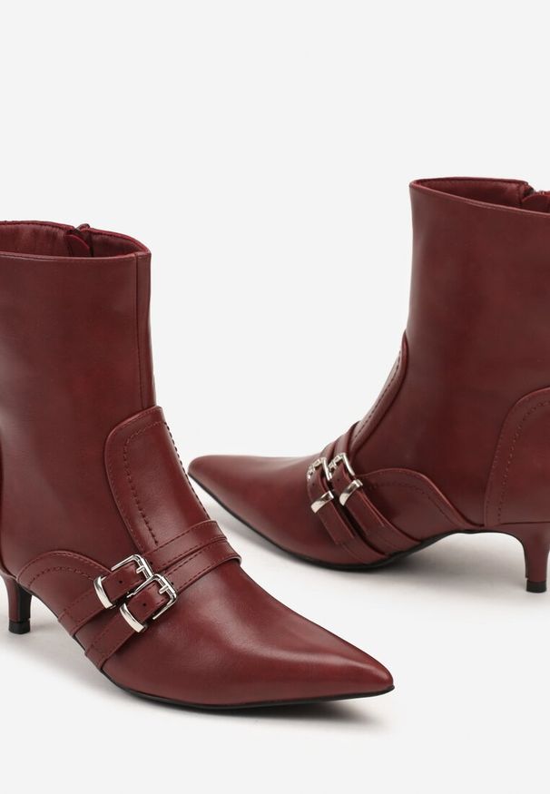Renee - Bordowe Botki na Kaczuszce z Paskami i Metalowymi Klamrami Merellia. Okazja: na co dzień. Zapięcie: klamry. Kolor: czerwony. Materiał: jeans. Obcas: na szpilce. Styl: casual, rockowy. Wysokość obcasa: średni