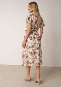Born2be - Beżowo-Pomarańczowa Kopertowa Sukienka w Kwiaty z Wiązanym Paskiem i Brokatem Hilingea. Okazja: na imprezę, do pracy, na co dzień. Kolor: pomarańczowy. Wzór: kwiaty. Typ sukienki: kopertowe. Styl: casual, elegancki. Długość: midi #2