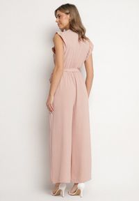 Born2be - Jasnoróżowy Taliowany Kombinezon Koktajlowy z Paskiem w Talii i Falbanami przy Ramionach Vimarine. Okazja: na imprezę. Kolor: różowy. Materiał: jeans. Styl: wizytowy #7