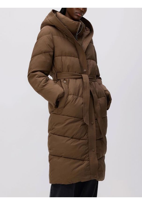 Reserved - Pikowana kurtka z kapturem - brązowy. Typ kołnierza: kaptur. Kolor: brązowy. Materiał: tkanina