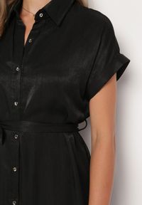 Born2be - Czarna Sukienka Koszulowa Zapinana na Guziki z Rozcięciem Wiązana Materiałowym Paskiem Nestari. Typ kołnierza: dekolt w kształcie V. Kolor: czarny. Materiał: materiał. Długość rękawa: krótki rękaw. Typ sukienki: koszulowe. Styl: elegancki #7