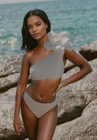 Renee - Białe Bikini 2-Częściowe Stanik z Aplikacją Kwiatu na Jedno Ramię Majtki Typu Figi Valmelba. Kolor: biały. Wzór: aplikacja, kwiaty #8