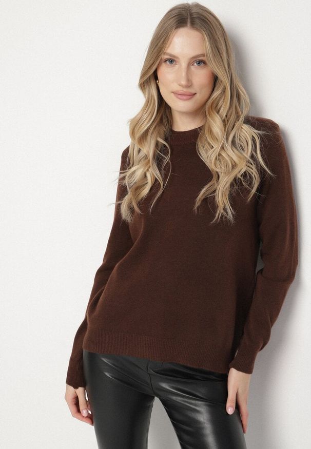 Born2be - Brązowy Klasyczny Sweter z Wełną Mailira. Okazja: na co dzień, do pracy. Kolor: brązowy. Materiał: wełna. Styl: klasyczny