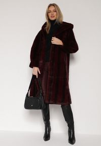 Born2be - Bordowy Płaszcz Futerko w Pionowy Wzór z Kapturem Cahroris. Typ kołnierza: kaptur. Kolor: czerwony. Materiał: futro. Styl: klasyczny, elegancki #6