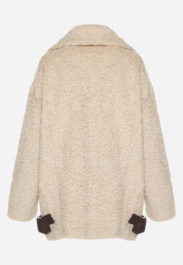 Born2be - Jasnobeżowa Kurtka z Futerka Typu Baranek o Dwurzędowym Kroju z Ozdobnymi Paskami Nikina. Okazja: na co dzień. Kolor: beżowy. Materiał: futro. Styl: casual, elegancki