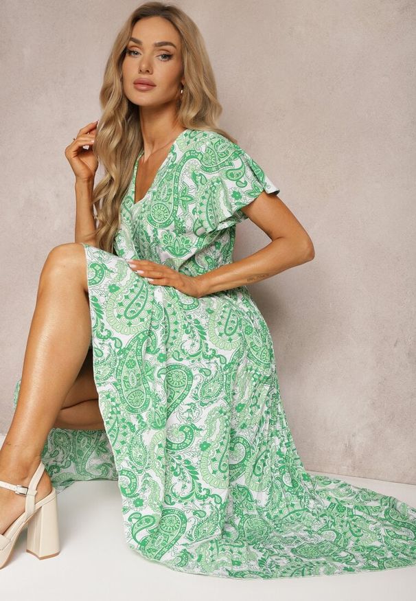 Renee - Zielona Rozkloszowana Sukienka z Trójkątnym Dekoltem z Materiałowym Paskiem i Gumką w Talii Carimi. Okazja: na spotkanie biznesowe. Kolor: zielony. Materiał: materiał. Styl: biznesowy, klasyczny