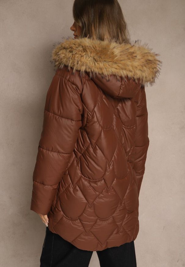 Renee - Brązowa Kurtka z Pikowanymi Przeszyciami i Kapturem z Futerkiem Olarissa. Okazja: na spacer. Kolor: brązowy. Materiał: futro. Sezon: zima, jesień. Styl: klasyczny