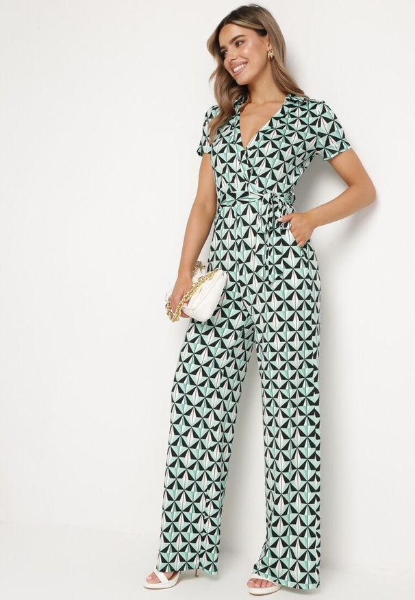 Born2be - Zielony Kombinezon w Geometryczne Wzory z Szerokimi Nogawkami i Wiązanym Paskiem Jaeniaria. Okazja: na co dzień, do pracy. Kolor: zielony. Długość rękawa: krótki rękaw. Długość: krótkie. Wzór: geometria. Styl: casual