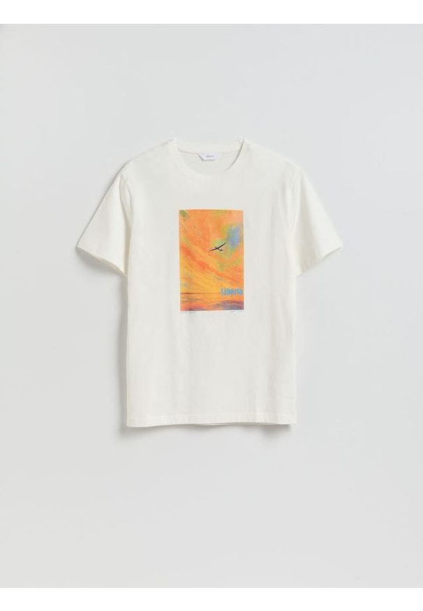 Reserved - T-shirt regular z nadrukiem - złamana biel. Materiał: dzianina, bawełna. Wzór: nadruk