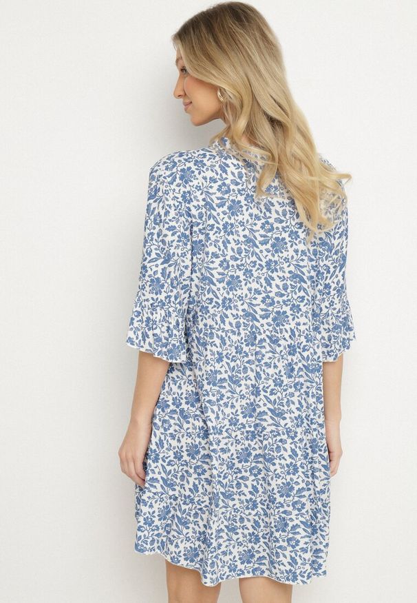 Born2be - Biało-Niebieska Bawełniana Sukienka w Kwiaty o Rozkloszowanym Kroju Jenaleira. Okazja: na co dzień. Typ kołnierza: dekolt w serek. Kolor: biały. Materiał: bawełna. Długość rękawa: krótki rękaw. Wzór: kwiaty. Styl: casual, klasyczny