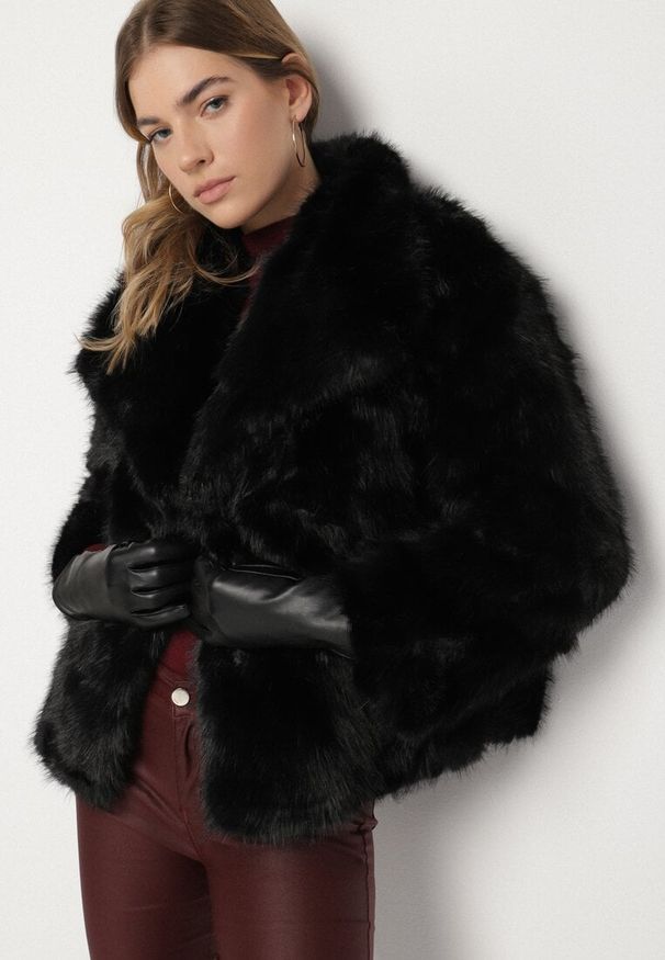 Born2be - Czarna Jednorzędowa Kurtka Futerko z Szerokim Kołnierzem Conellia. Okazja: na co dzień. Kolor: czarny. Materiał: futro. Styl: casual, elegancki