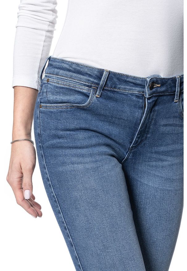 Wrangler - SPODNIE DAMSKIE WRANGLER SKINNY AIR BLUE W28KTX17T 112128337