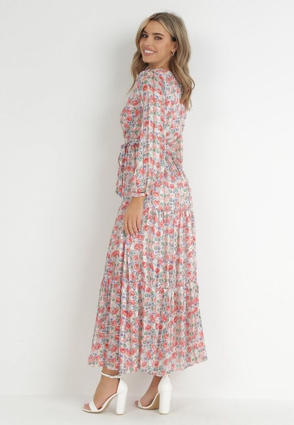 Born2be - Różowa Sukienka Qinrahne. Typ kołnierza: kokarda. Kolor: różowy. Materiał: materiał. Wzór: kwiaty, aplikacja. Typ sukienki: rozkloszowane, kopertowe. Długość: maxi