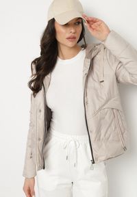 Born2be - Beżowa Casualowa Kurtka z Kapturem i Ozdobnymi Sznurkami Evialinae. Okazja: na co dzień. Typ kołnierza: kaptur. Kolor: beżowy. Materiał: poliester, jeans. Styl: casual #4