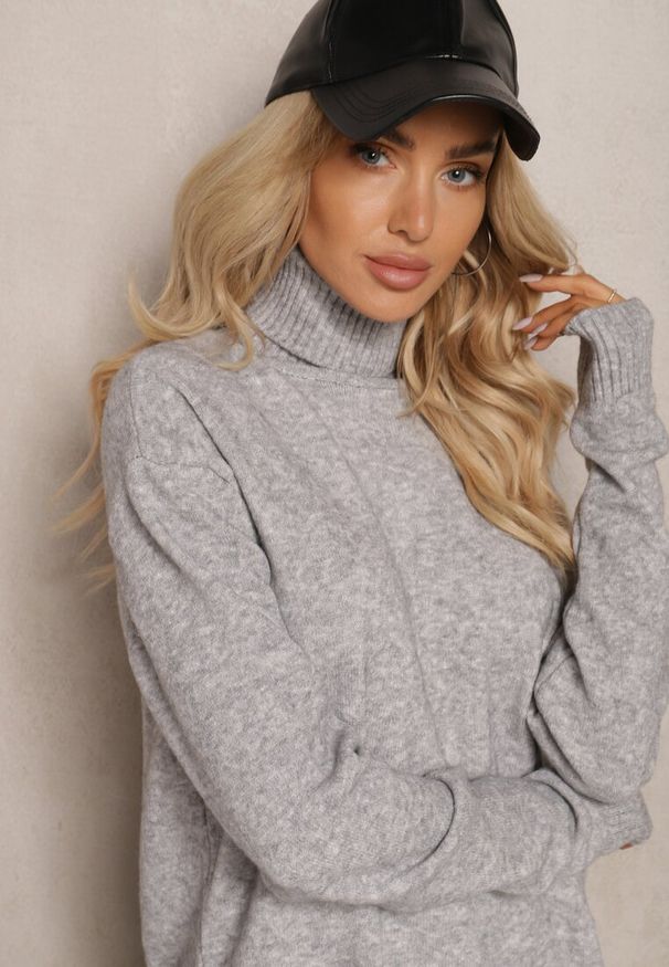 Renee - Szary Asymetryczny Golf o Klasycznym Kroju z Długim Rękawem Serattia. Okazja: na co dzień. Typ kołnierza: golf. Kolor: szary. Materiał: jeans. Długość rękawa: długi rękaw. Długość: długie. Styl: klasyczny